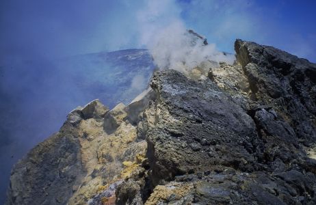 Fuego na okraji kráteru